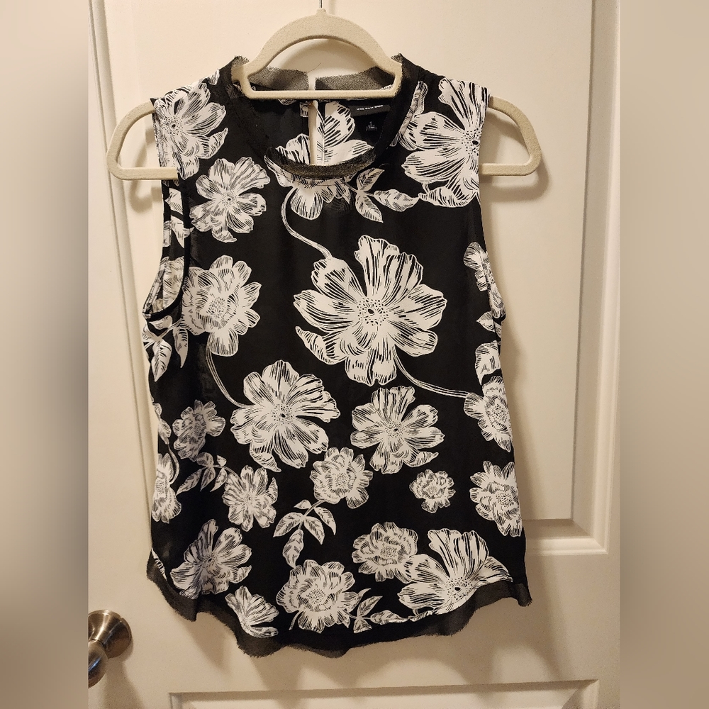 Who What Wear Sleeveless Black/White Floral Blouse